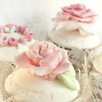 Ring 'o Roses Cupcakes