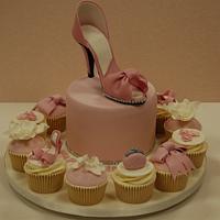 Sugar Shoe and matching cupcakes 