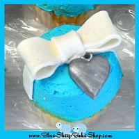 Tiffany bow and locket butter cream cupcakes
