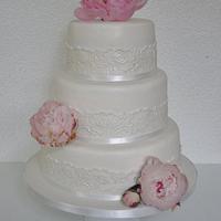 Weddingcake with lace and real flowers
