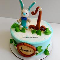 Smashed cake matching with farm themed birthday cake