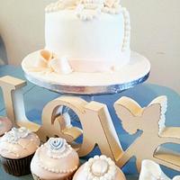 Pretty Vintage Inspired Cake & Cupcakes