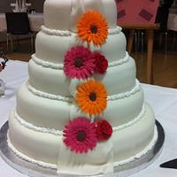 Weddingcake with gerberaflowers