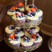 Single tier naked cake with matching fresh fruit cupcakes