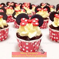 Giant Minnie Mouse Cupcake Cake and Cupcakes