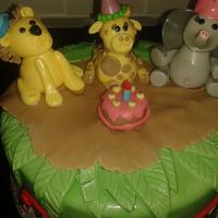 jungle themed cake elephant, giraffe & lion