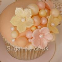 Pastel floral & pearl cupcakes