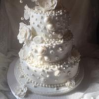 Pearlcakes white wedding cake