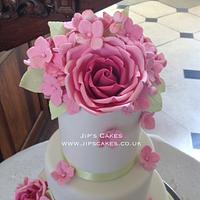 Romantic elegance - Roses and hydrangea