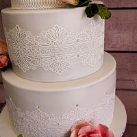 Roses & Lace Wedding cake