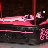 A monster high coffin themed birthday cake | Poupées monster high, Poupée, Monster  high