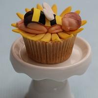 Cake and cupcakes with bees : 