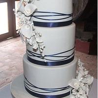 Lillies & roses wedding cake