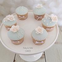 Blue blooms design and matching cupcakes