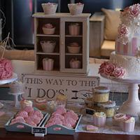 Romantic vintage weddingcake with sweet table