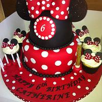 Minnie Mouse with cupcakes